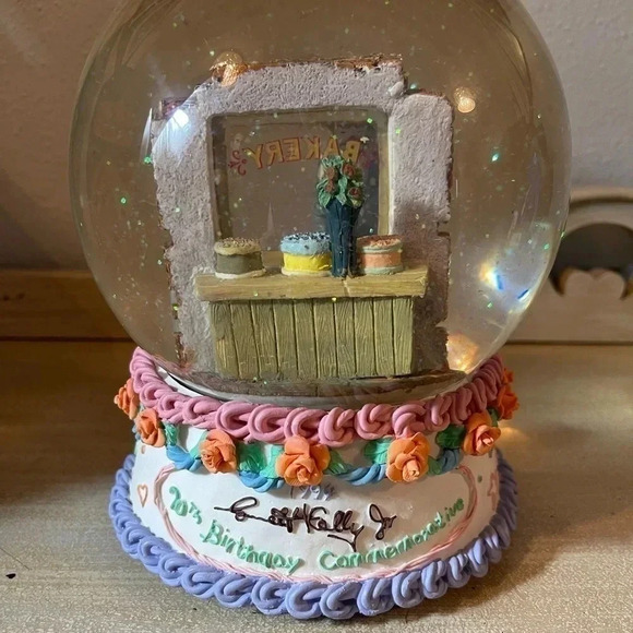 RARE and VHTF SIGNED by Emmett Kelly Jr 1994 Snow Globe. - Picture 14 of 15